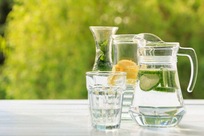 Trinken hilft: Wasser oder ungezuckerte Kräuter- und Früchtetees