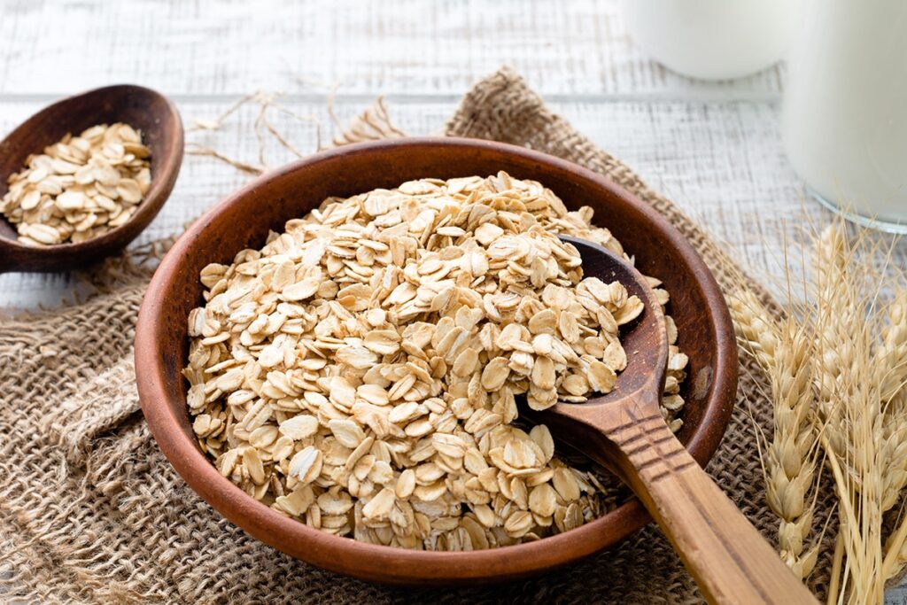 Haferflocken, Müsli-Essen-und-Ernaehren-Gesund-am-regionale-Superfoods-Arbeitsplatz-Gesund-essen-im-Job