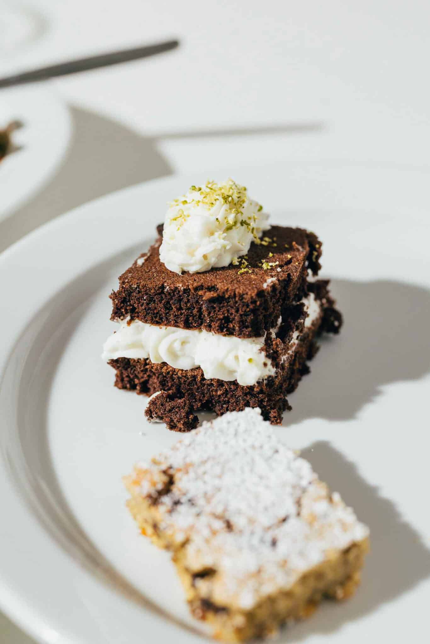 selbstgemachte vegane Milchschnitte mit Sahnehaube