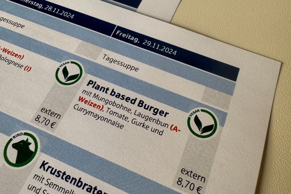 Speisekarte mit veganem Gericht, pflanzenbasiert