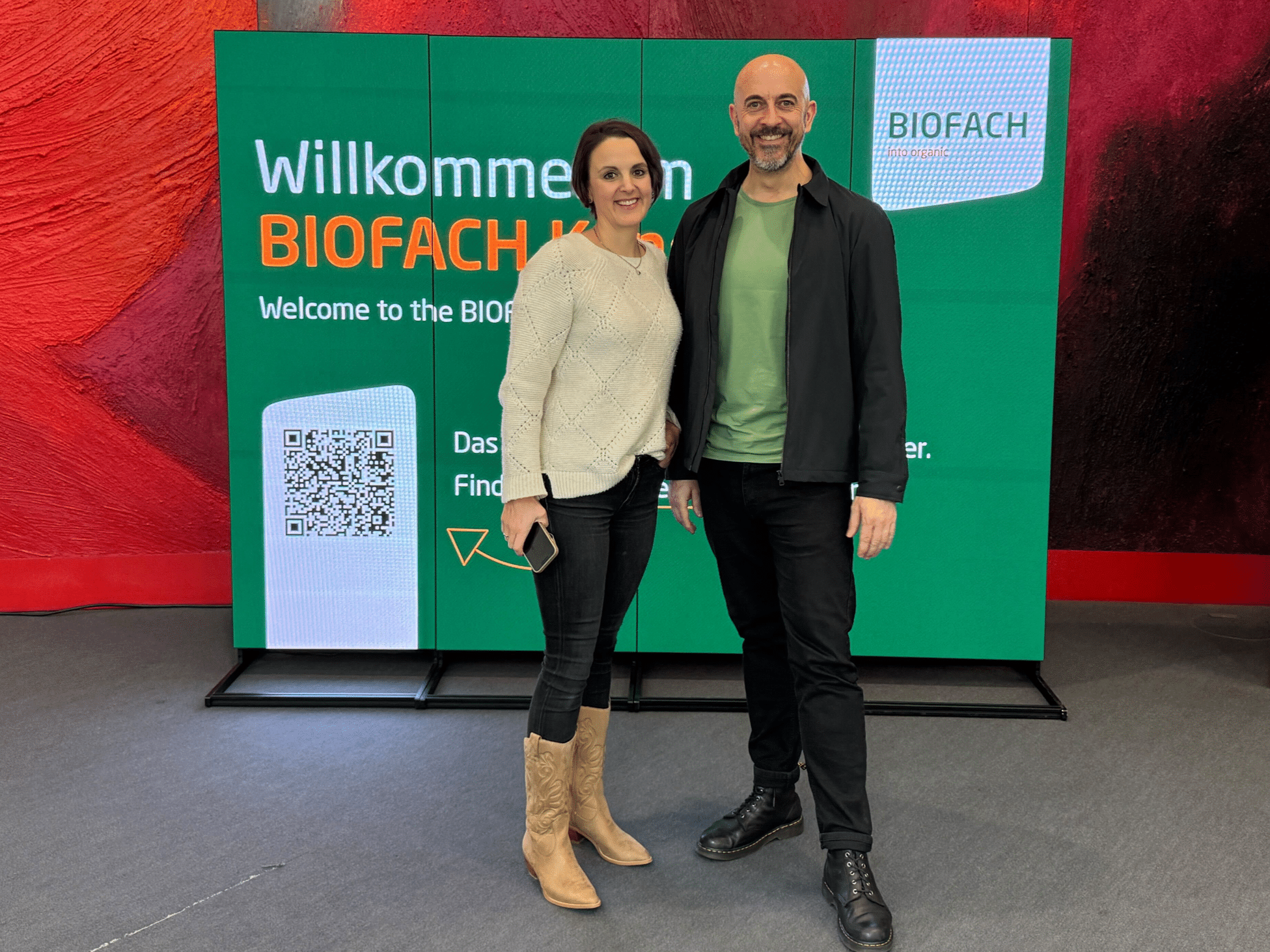 Mann und Frau vor Biofach Shcild